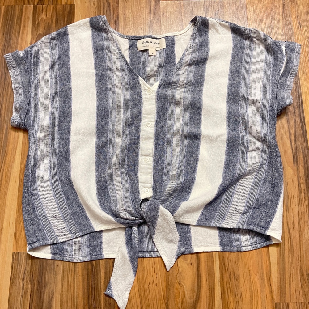 Cloth & Stone cropped button-front top with a tie waist and short sleeves